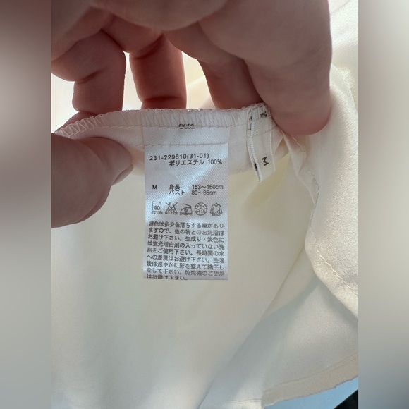 Uniqlo Shirt silky  open back, Size M, worn one ,new condition - Picture 3 of 5